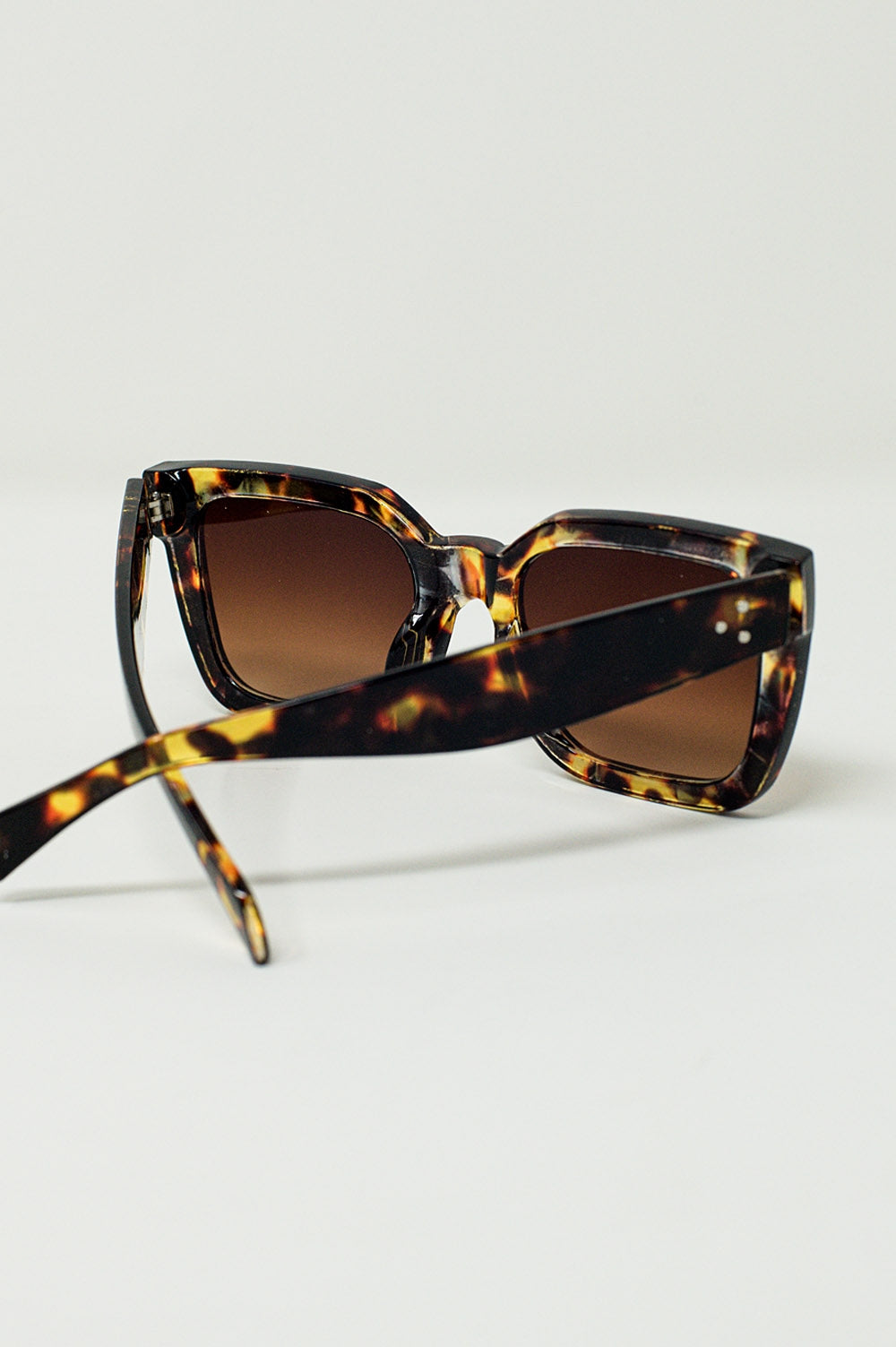 Lunettes de soleil carrées allongées avec verres foncés en écaille de tortue