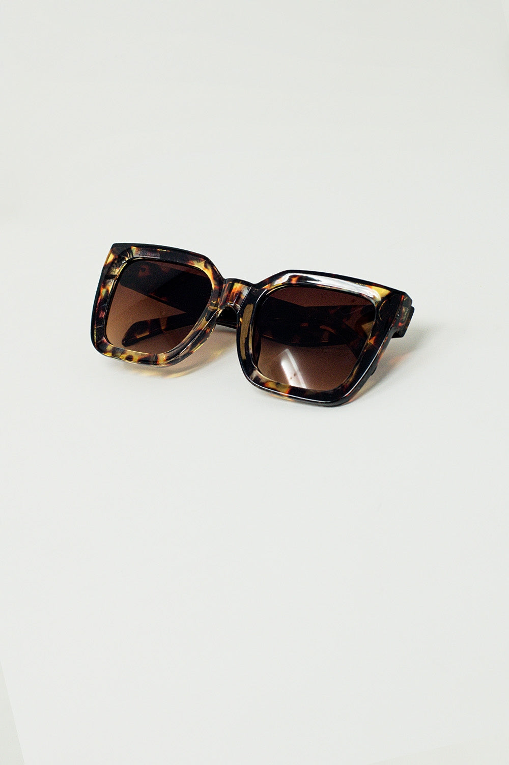 Lunettes de soleil carrées allongées avec verres foncés en écaille de tortue