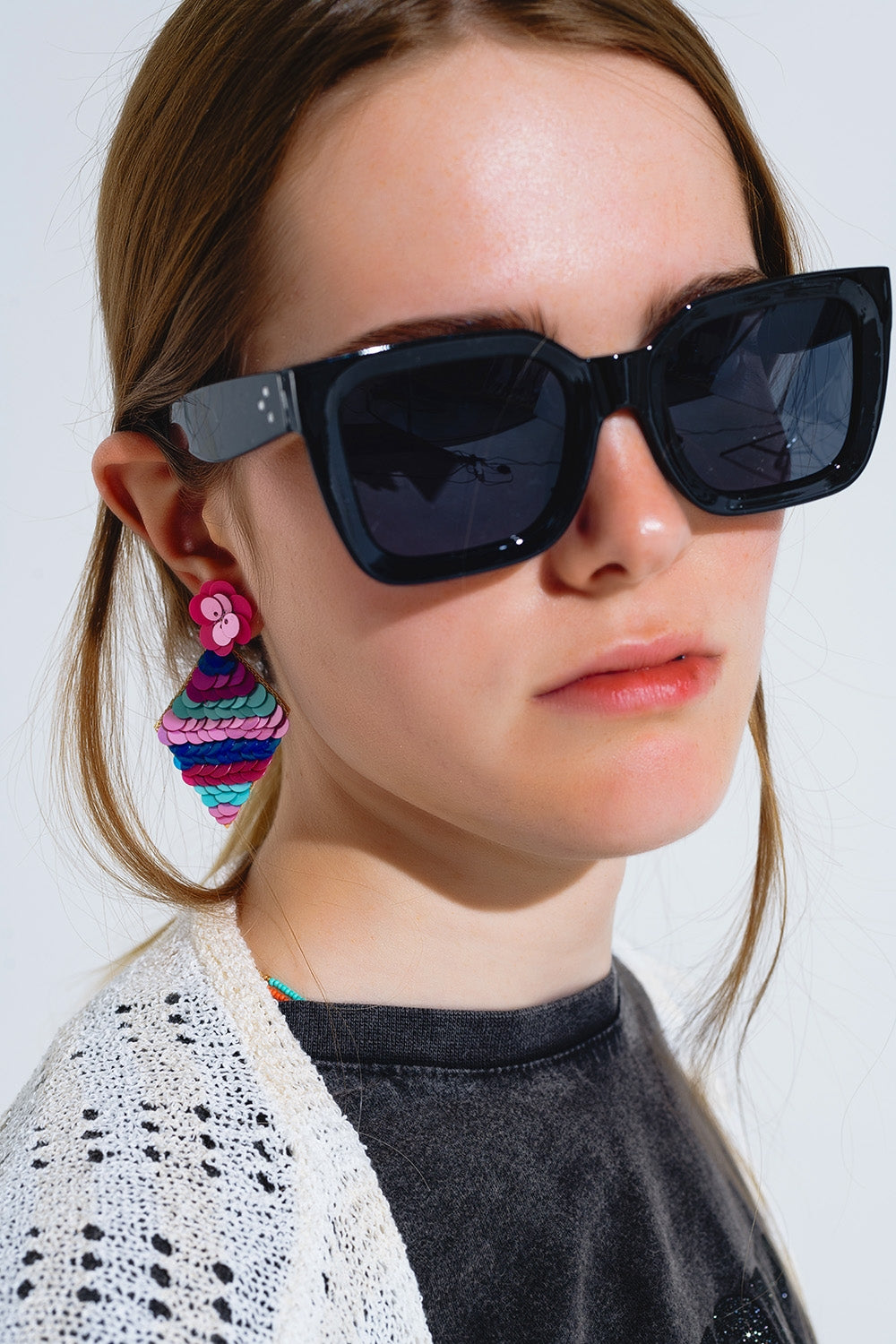 Lunettes de soleil carrées avec verres foncés en noir