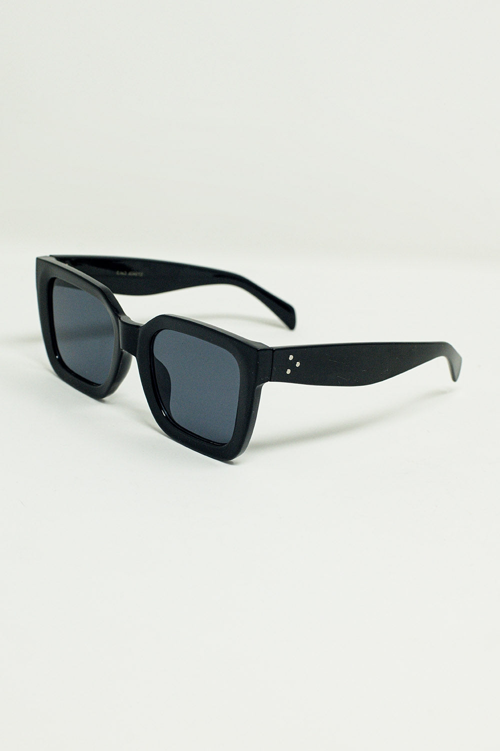 Lunettes de soleil carrées avec verres foncés en noir