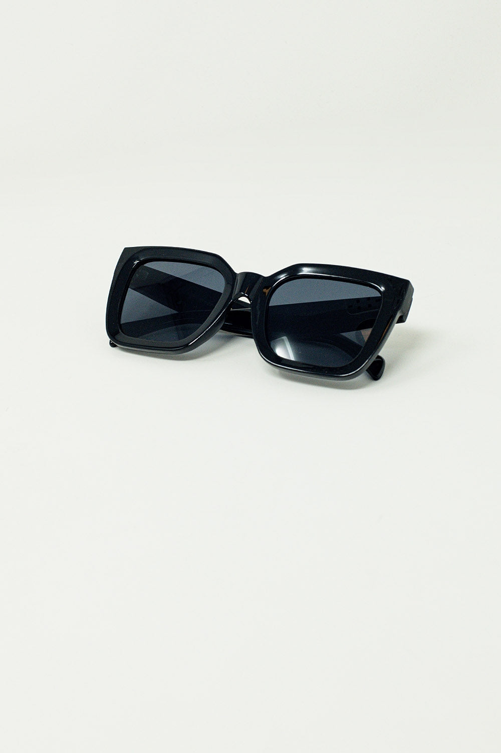 Lunettes de soleil carrées avec verres foncés en noir