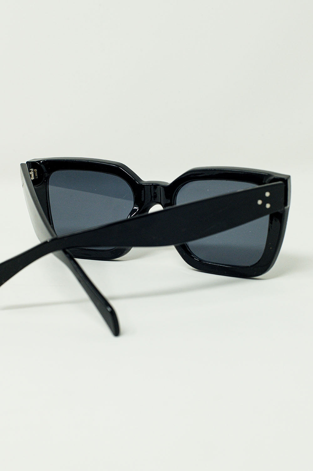 Lunettes de soleil carrées avec verres foncés en noir