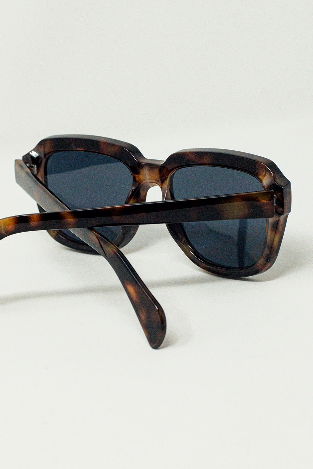 Lunettes de soleil carrées Chunky avec monture en écaille de tortue marron foncé