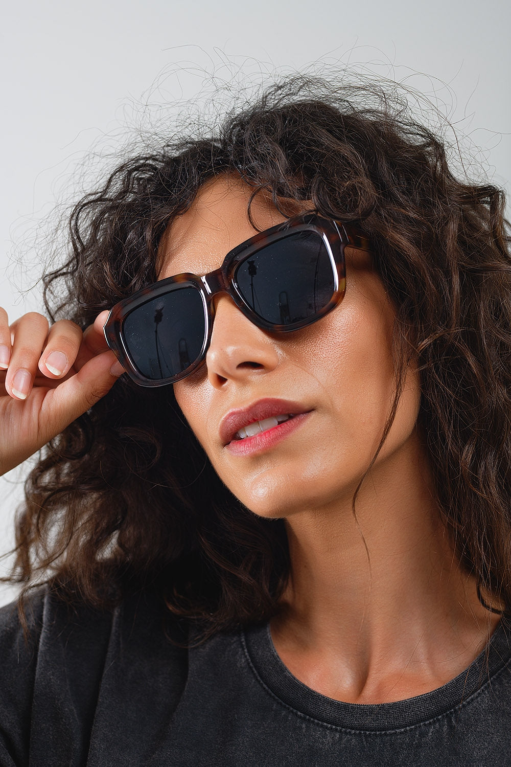 Lunettes de soleil carrées Chunky avec monture en écaille de tortue marron foncé