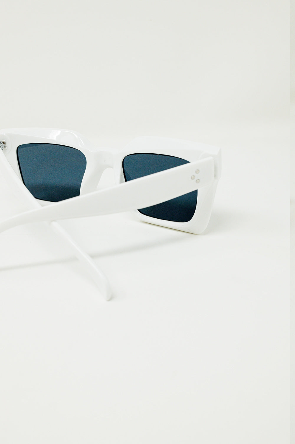 Lunettes de soleil carrées des années 90 en blanc