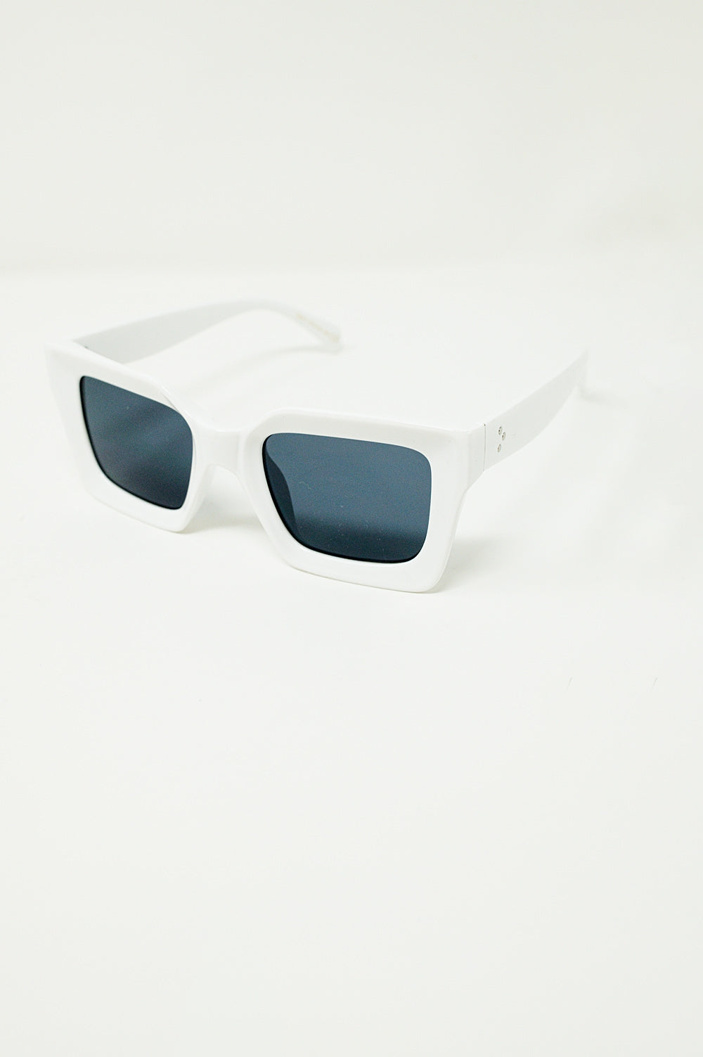 Lunettes de soleil carrées des années 90 en blanc