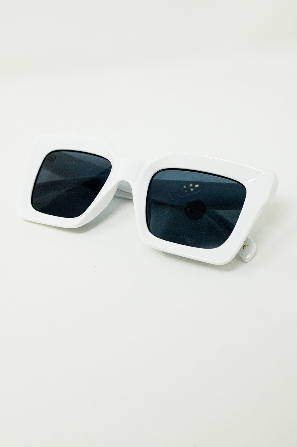 Lunettes de soleil carrées des années 90 en blanc