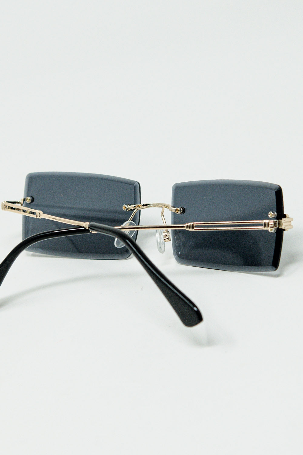 Lunettes de soleil carrées dorées à monture fine avec verres noirs