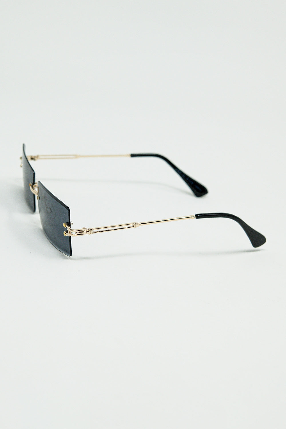 Lunettes de soleil carrées dorées à monture fine avec verres noirs