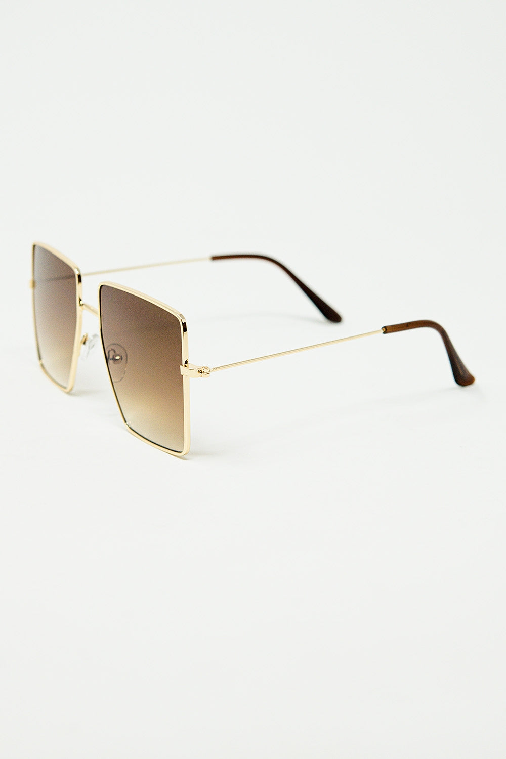lunettes de soleil carrées et minimalistes