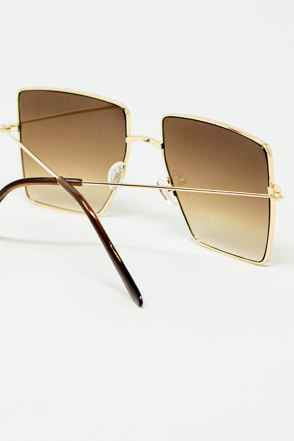 lunettes de soleil carrées et minimalistes