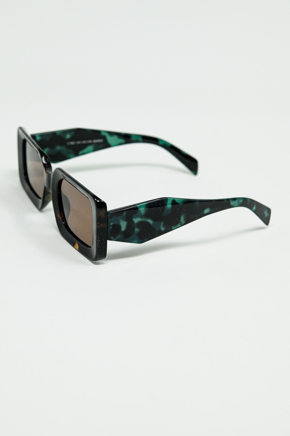 lunettes de soleil carrées marron avec imprimé animalier vert sur le côté