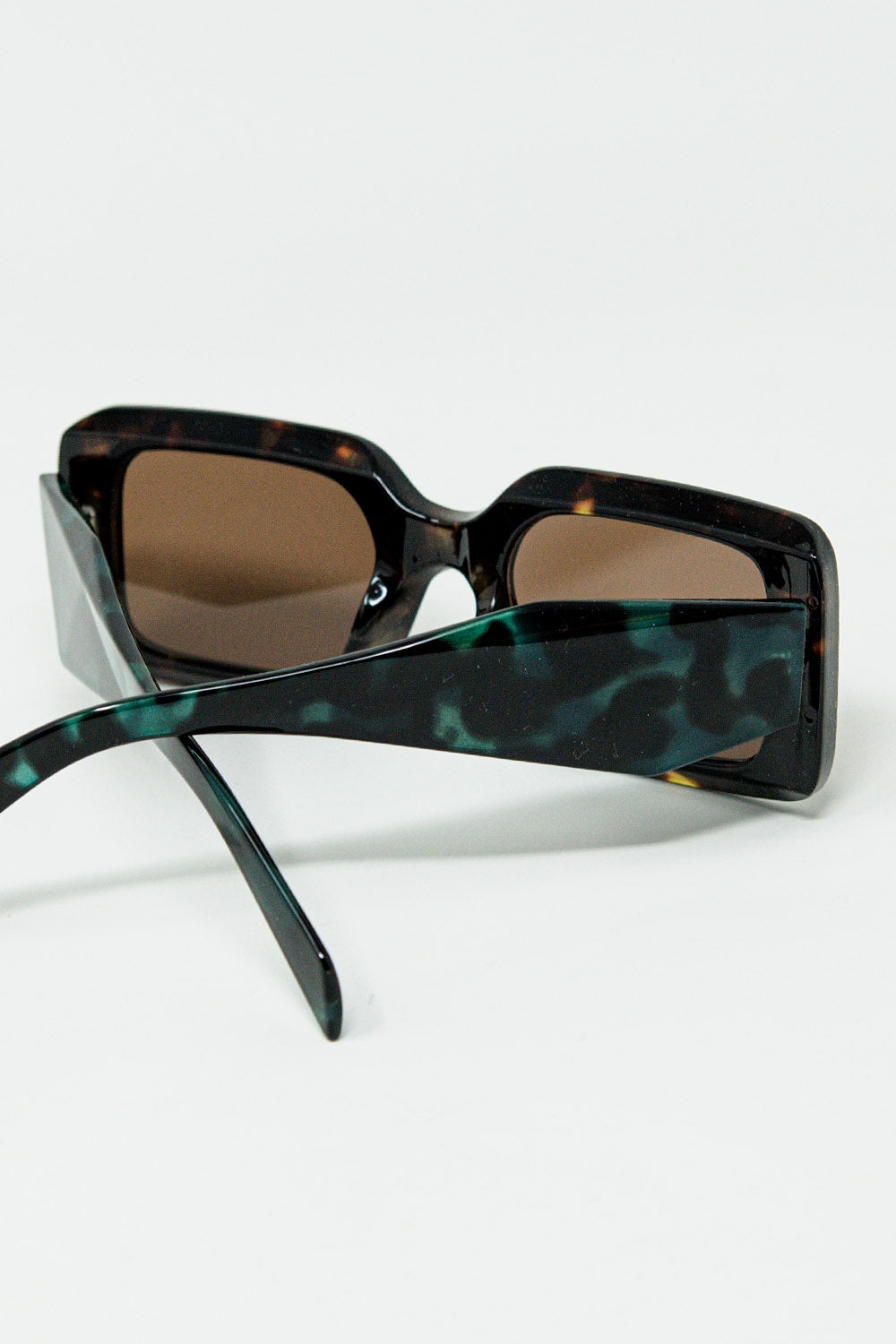 lunettes de soleil carrées marron avec imprimé animalier vert sur le côté