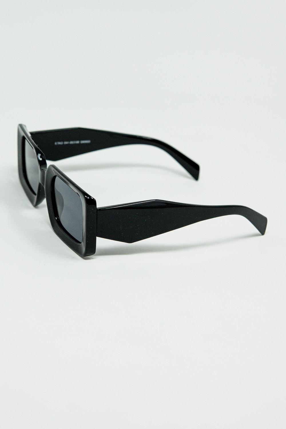 Lunettes de soleil carrées noires avec détails sur le côté