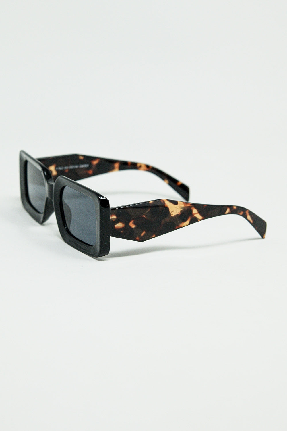 Lunettes de soleil carrées noires avec imprimé animalier marron sur le côté