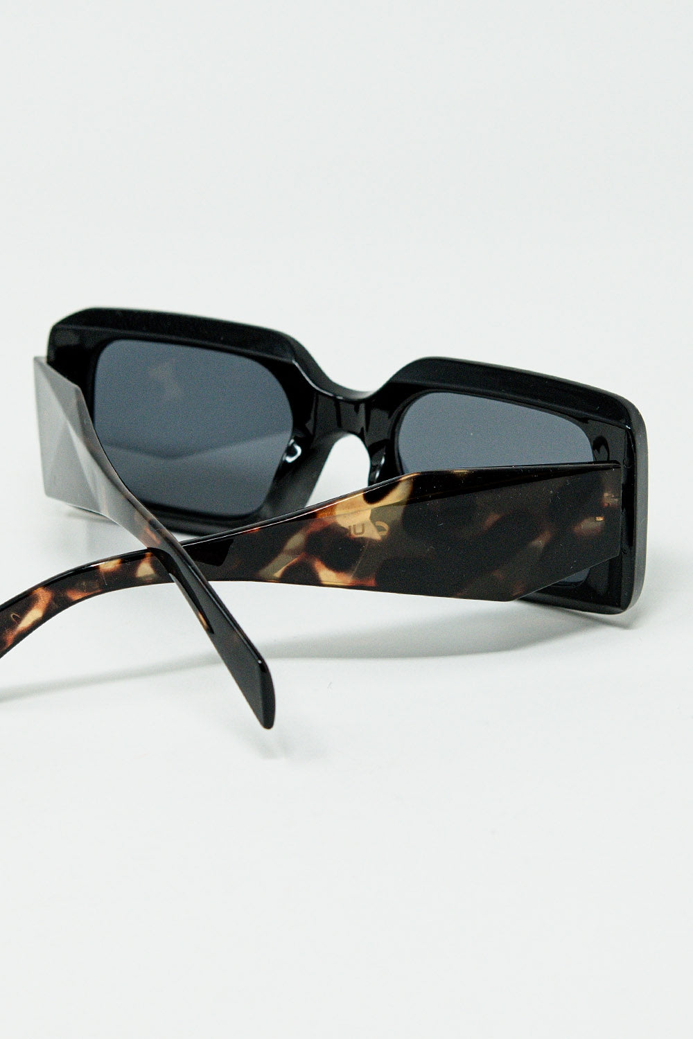 Lunettes de soleil carrées noires avec imprimé animalier marron sur le côté