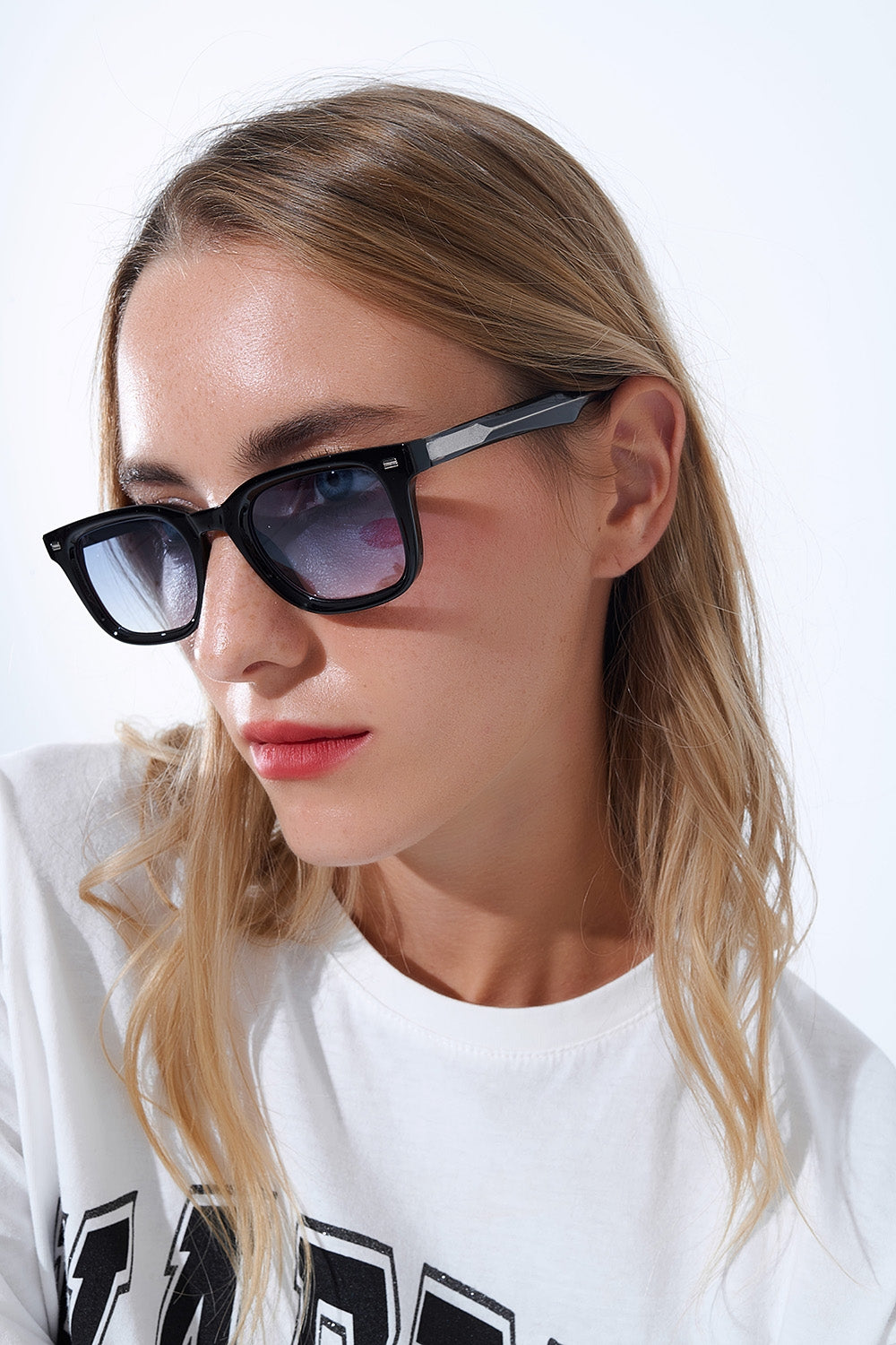 Lunettes de soleil carrées noires avec verres bleus dégradés et détails latéraux en métal