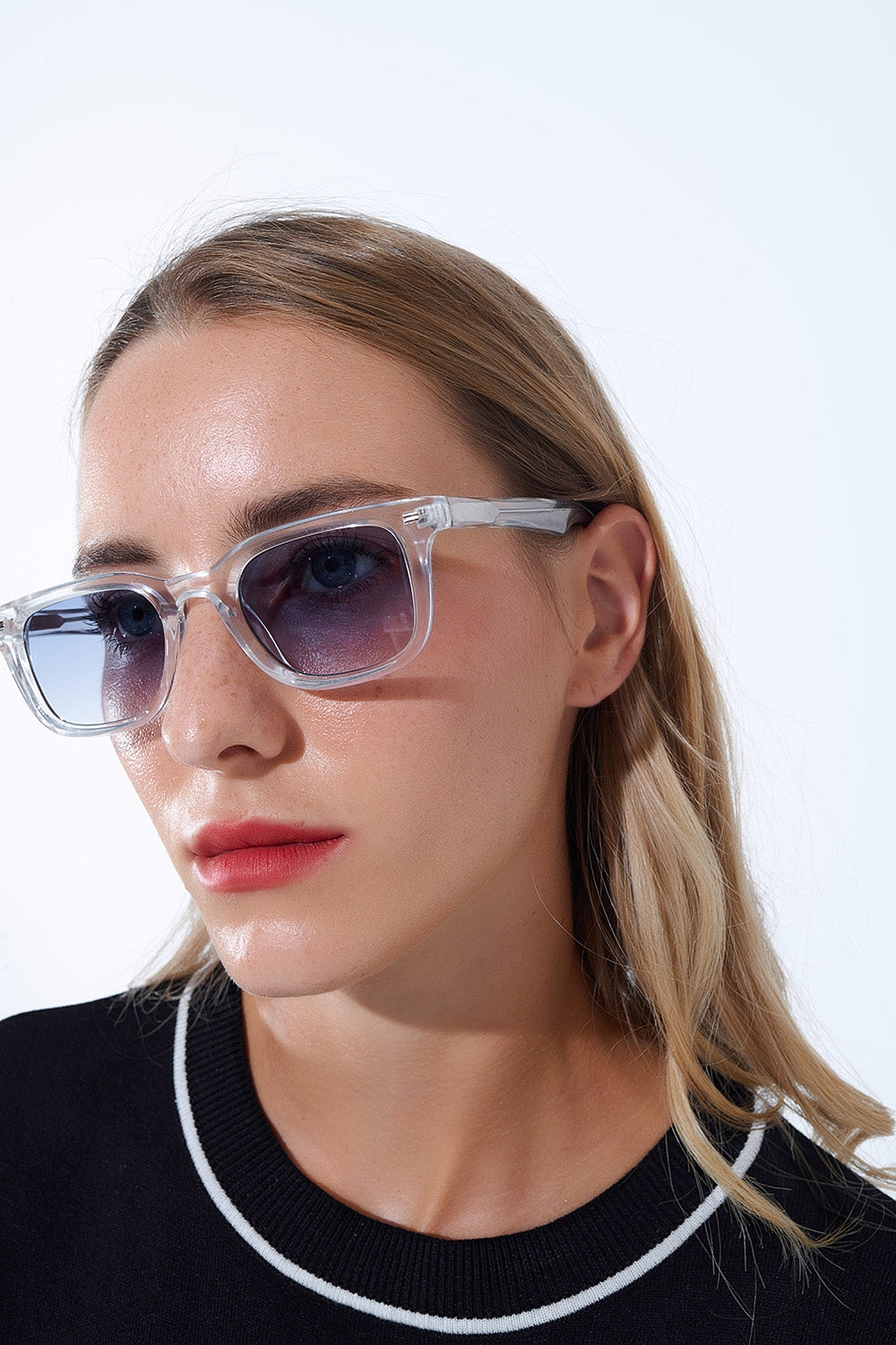Lunettes de soleil carrées transparentes avec verres dégradés bleus