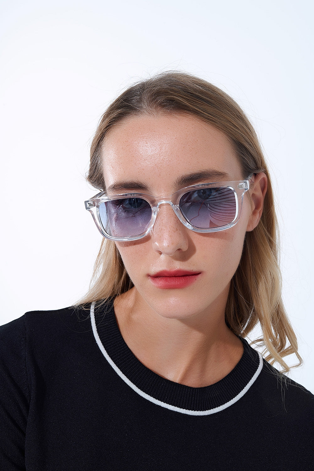 Lunettes de soleil carrées transparentes avec verres dégradés bleus