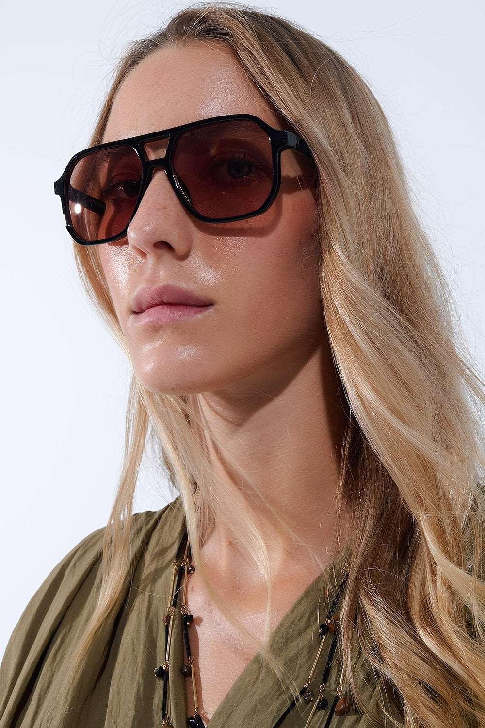 Lunettes de soleil de style rétro avec monture noire et verres orange