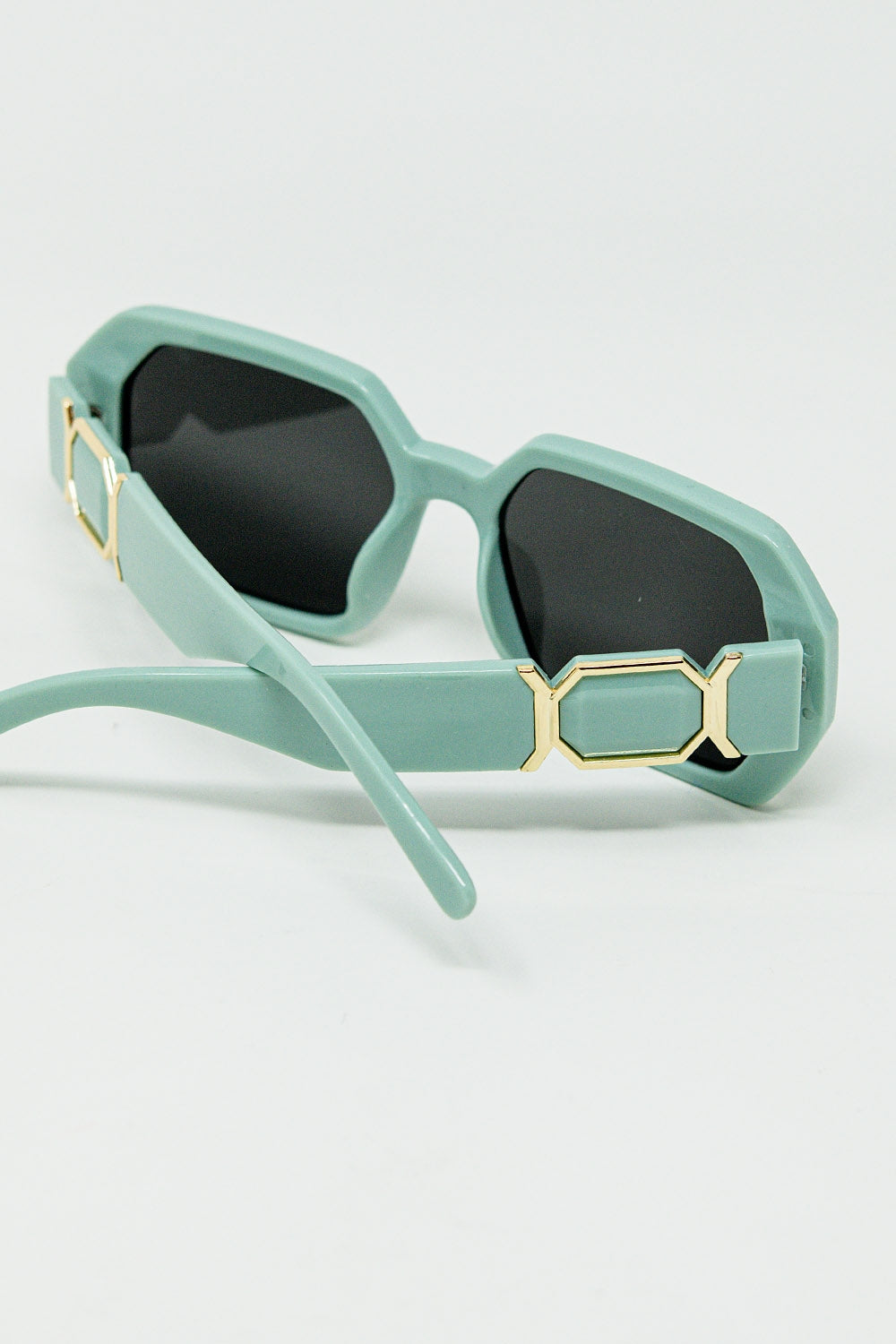 Lunettes de soleil en forme de diamant avec verres émeraude clair