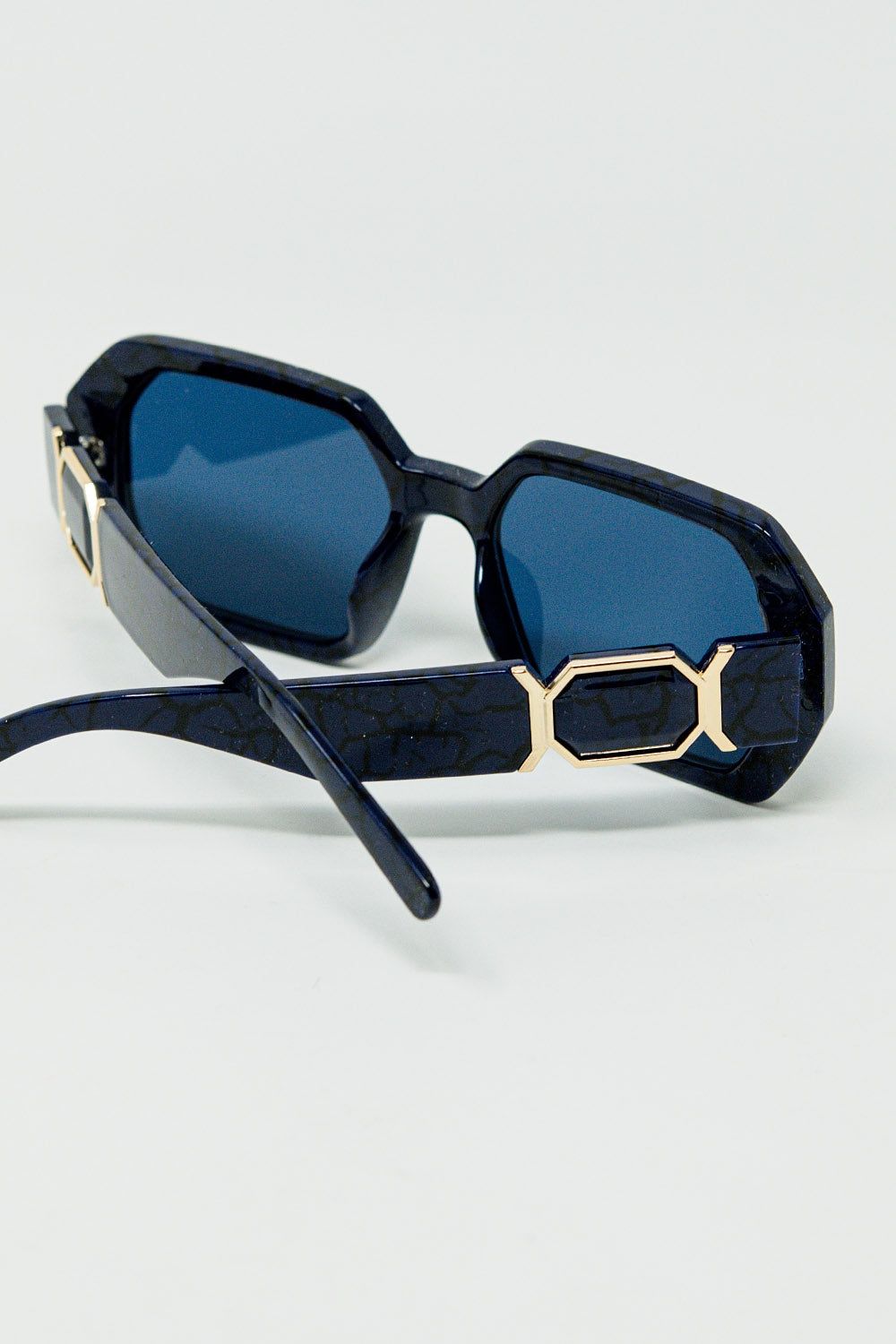 Lunettes de soleil en forme de diamant noires avec verres bleu foncé