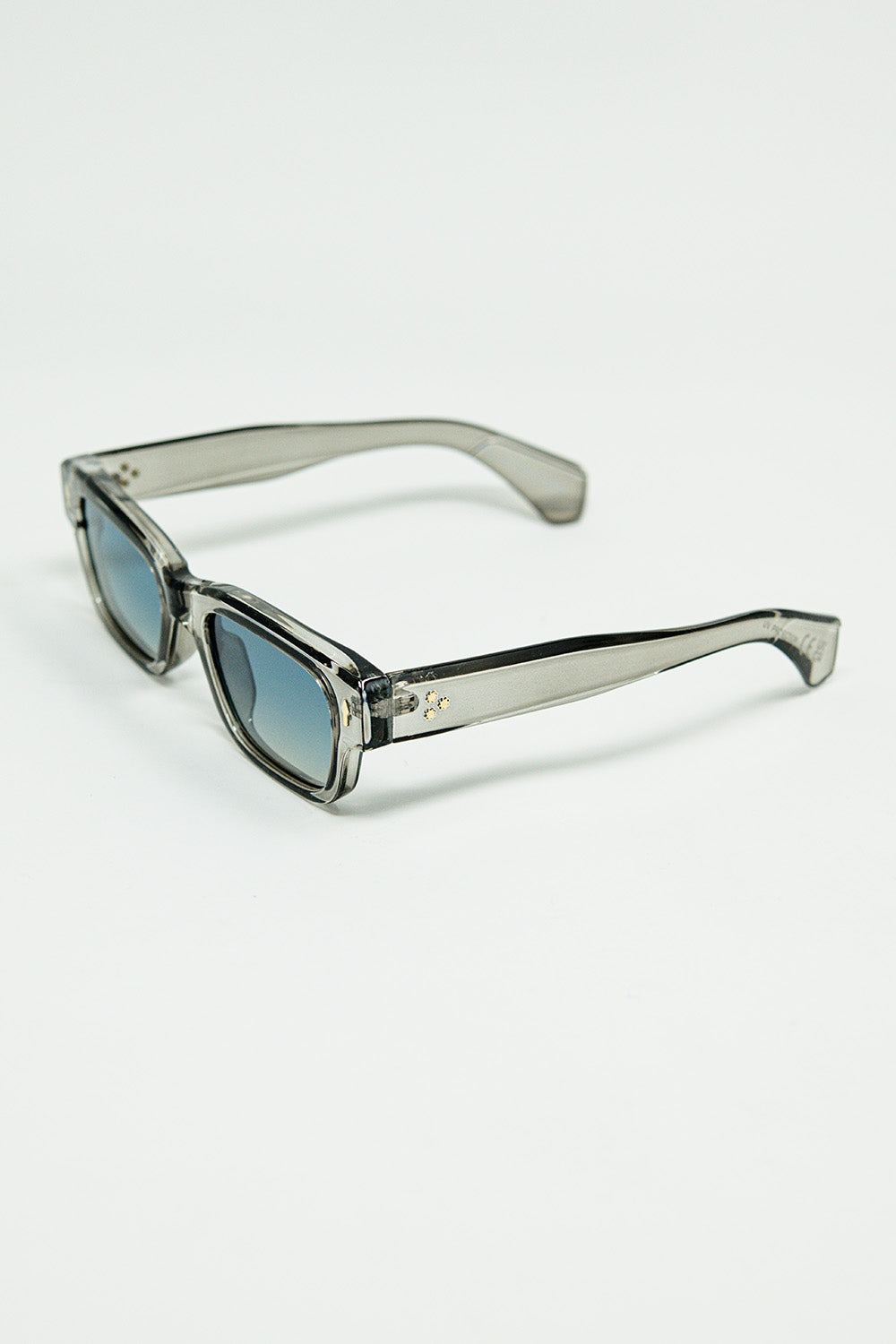 Lunettes de soleil grises translucides avec monture ovale