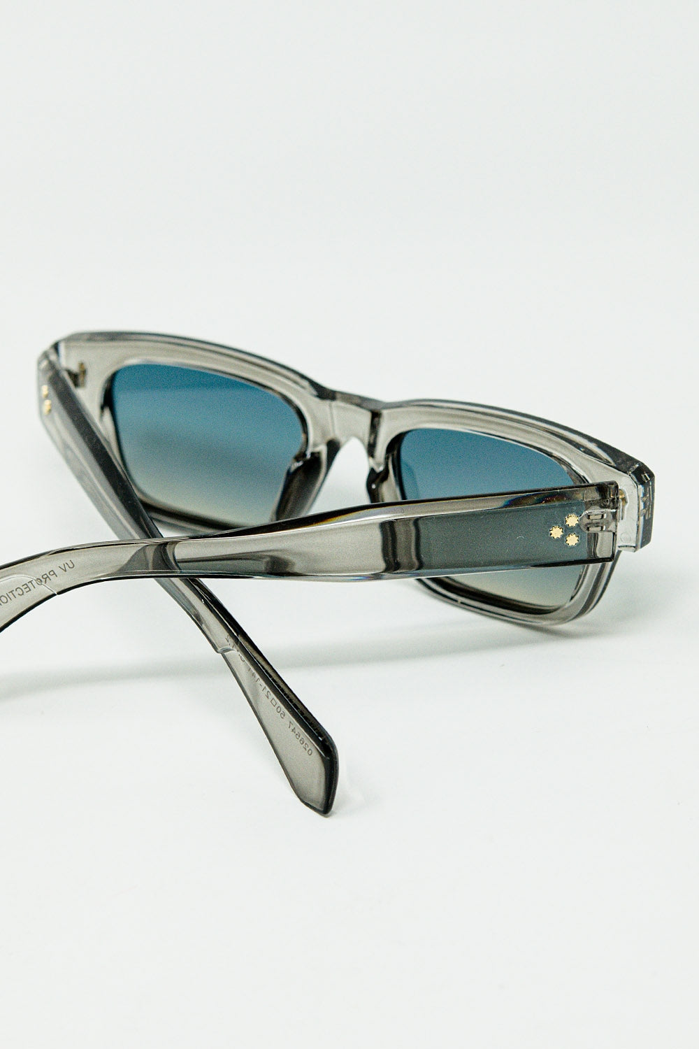 Lunettes de soleil grises translucides avec monture ovale