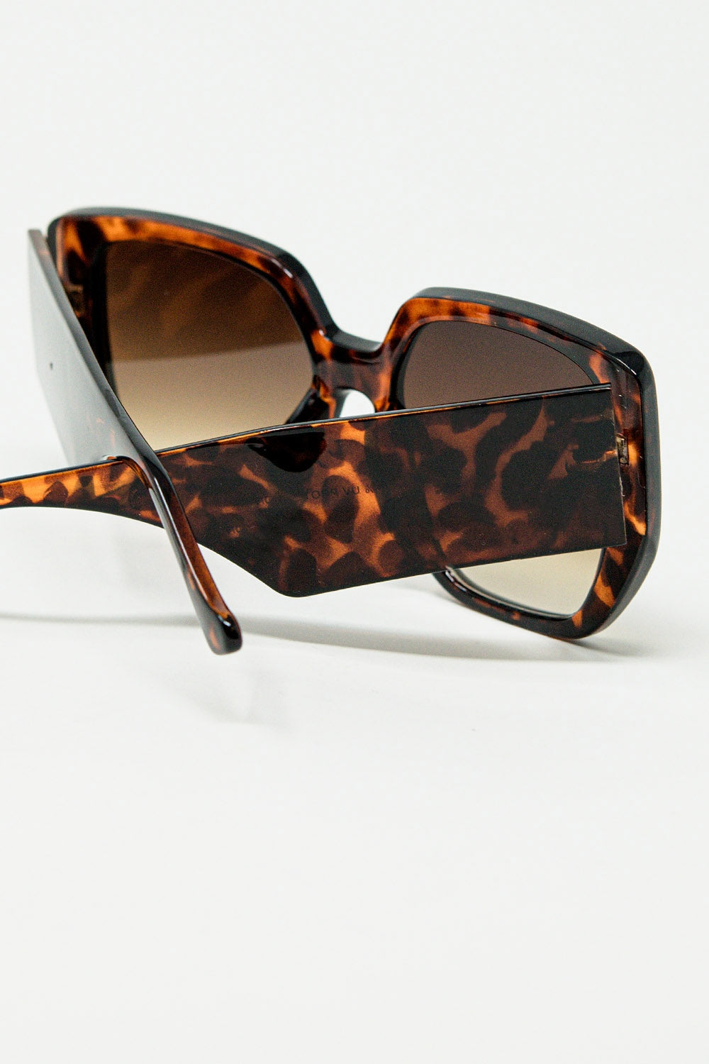 Lunettes de soleil marron de style pin-up avec motif géométrique et yeux de chat