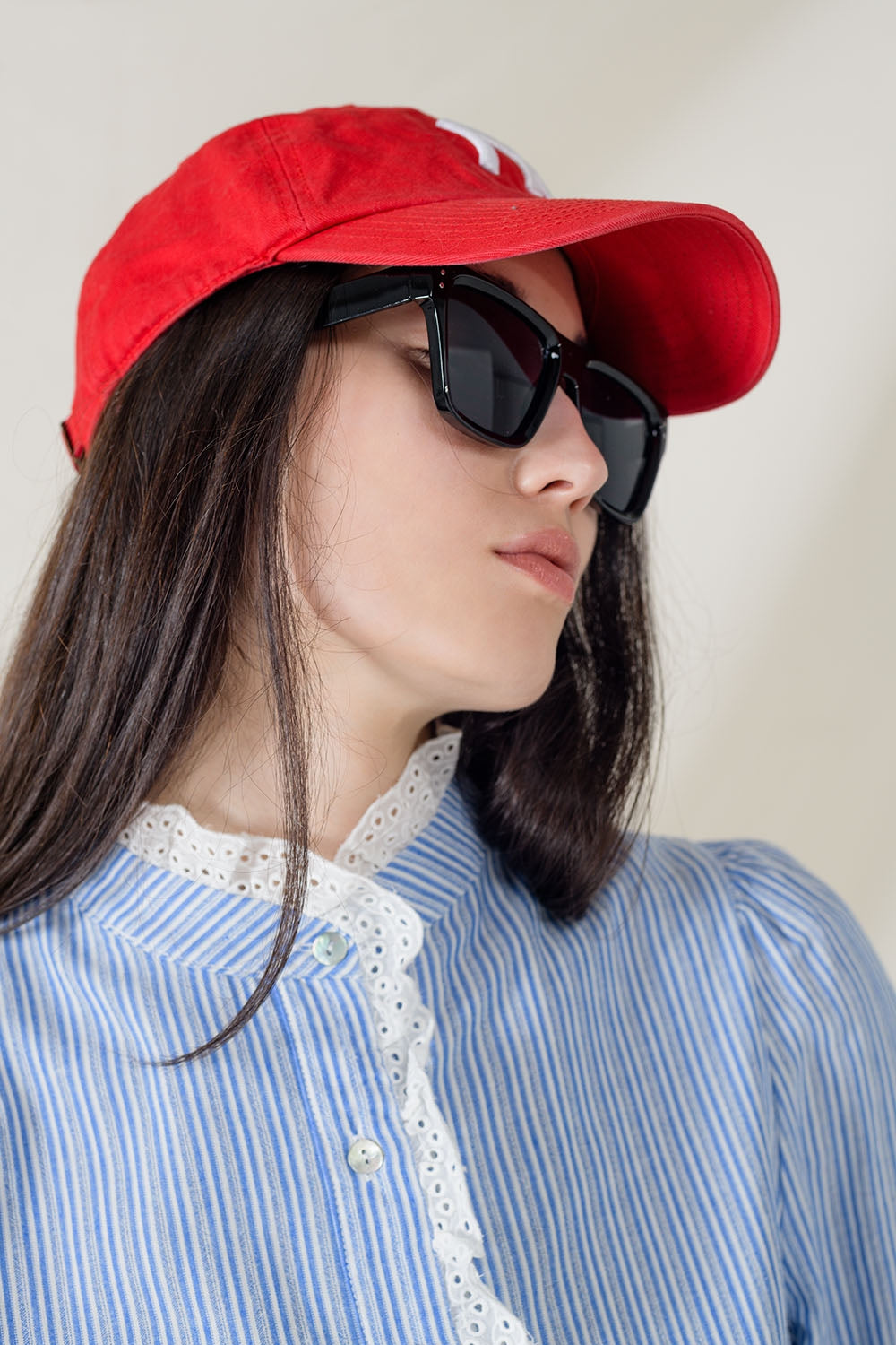 Lunettes de soleil noires à branches carrées
