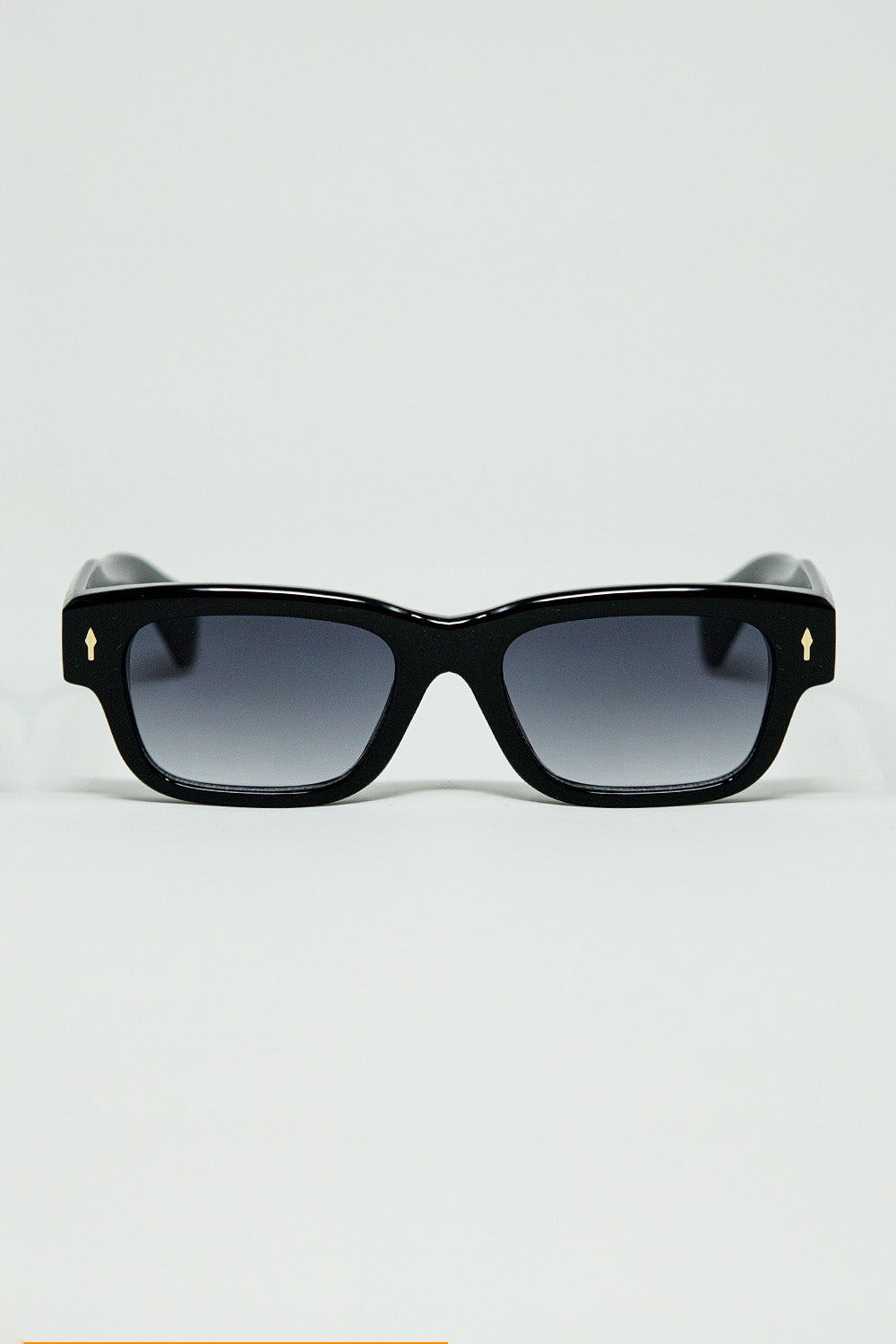 Q2 Lunettes de soleil noires à monture ovale avec détails dorés