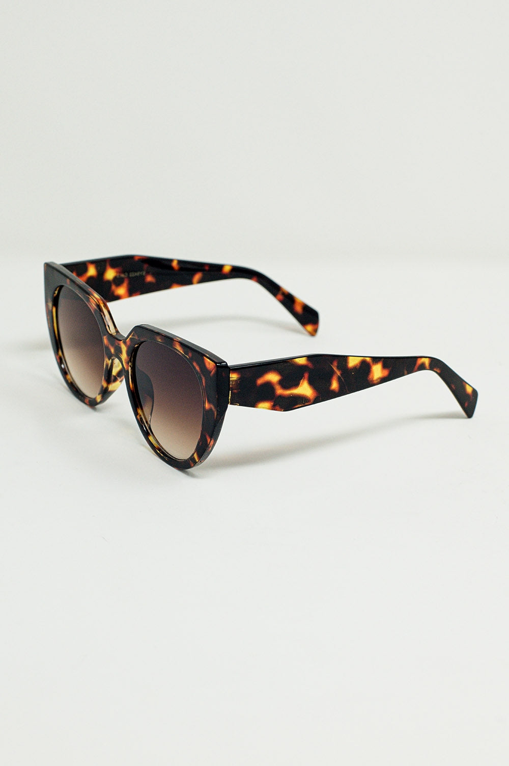 Lunettes de soleil œil-de-chat surdimensionnées avec une large monture en écaille de tortue