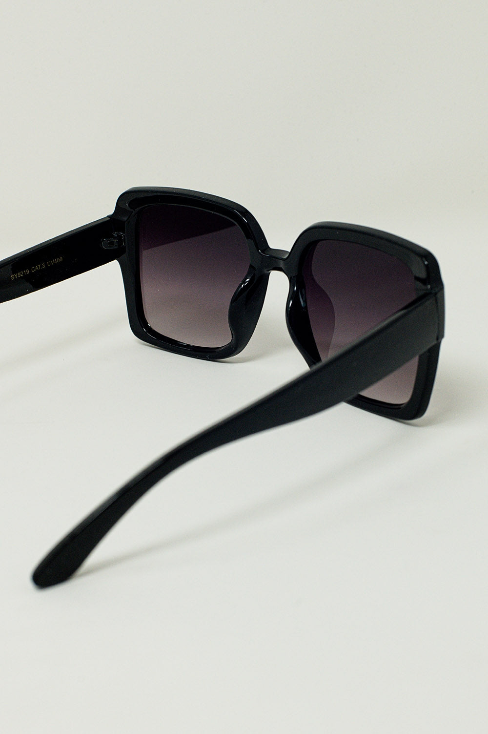 Lunettes de soleil œil de chat surdimensionnées en noir