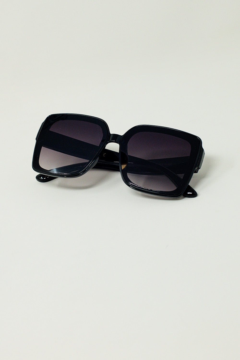 Lunettes de soleil œil de chat surdimensionnées en noir