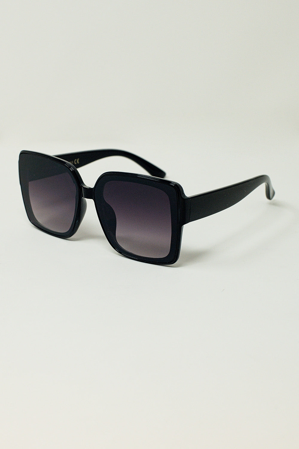 Lunettes de soleil œil de chat surdimensionnées en noir