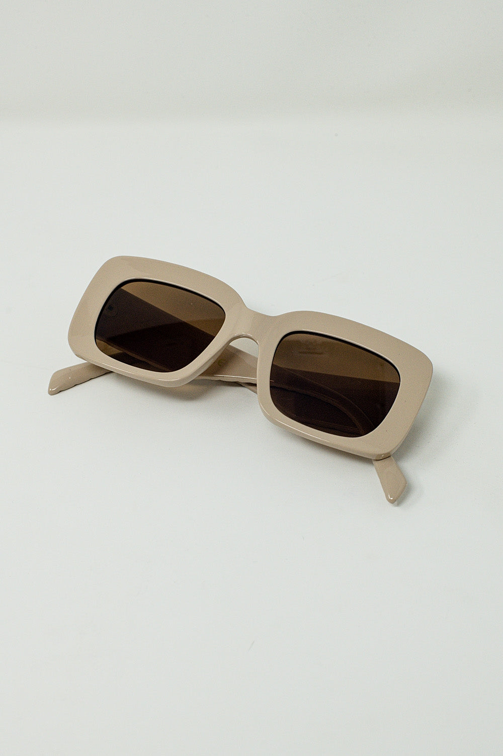 Lunettes de soleil ovales avec verres fumés en beige