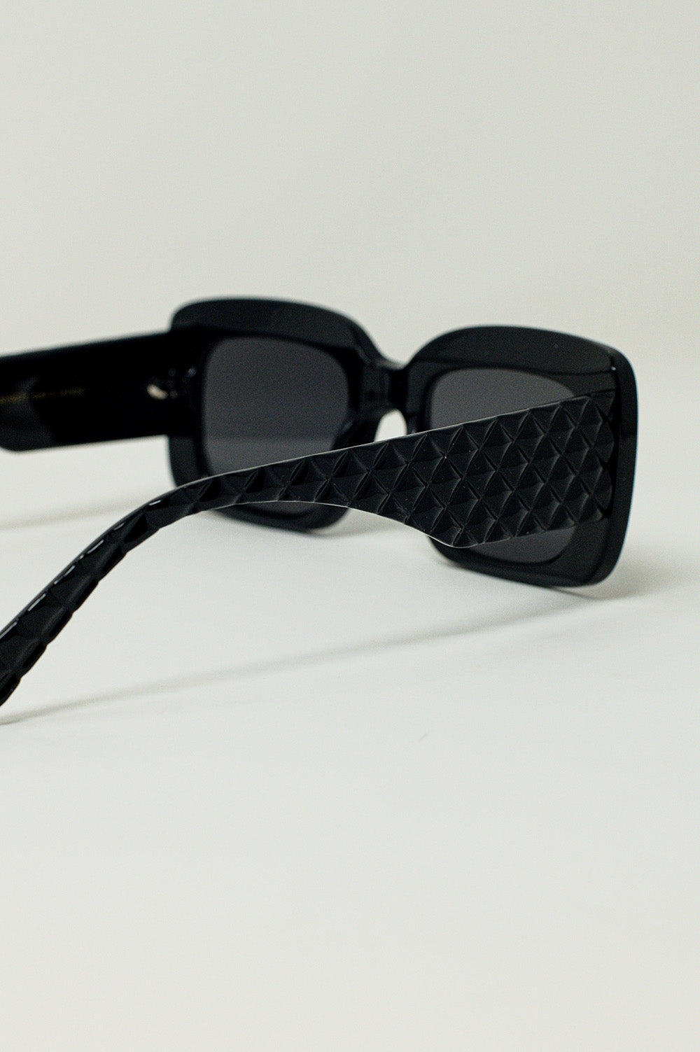 Lunettes de soleil ovales surdimensionnées avec détails sur le côté en noir