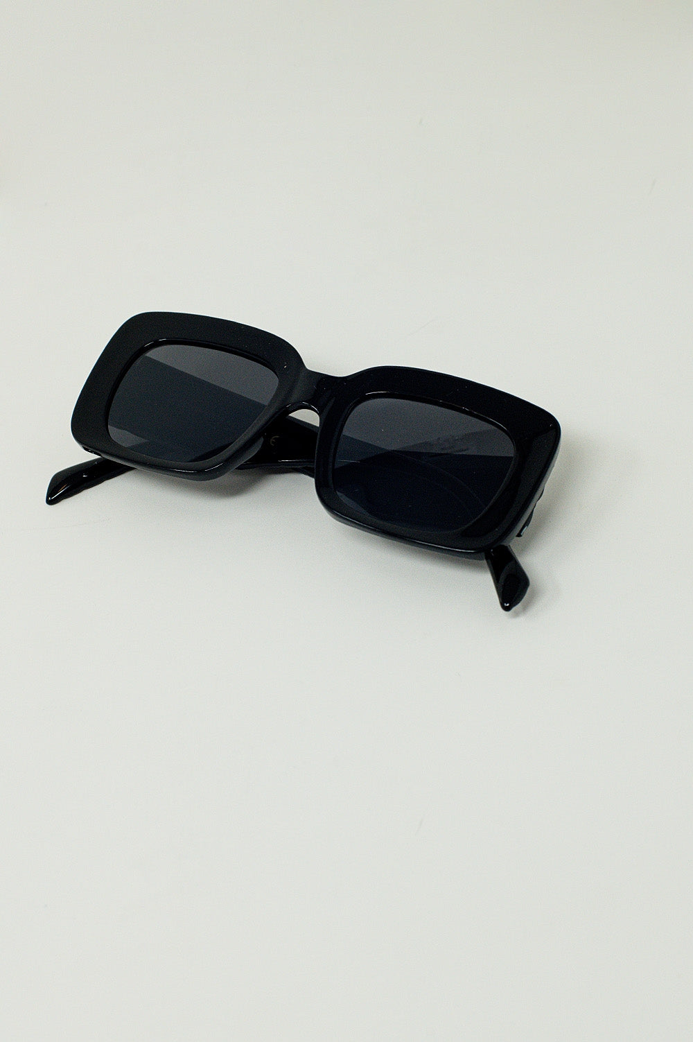Lunettes de soleil ovales surdimensionnées avec détails sur le côté en noir