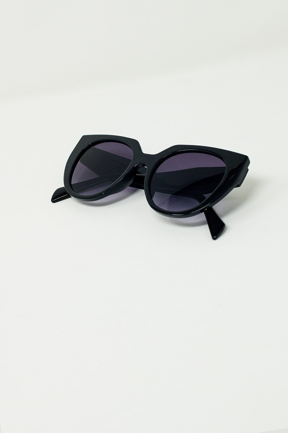 Lunettes de soleil oversize avec monture large en forme de chat en noir