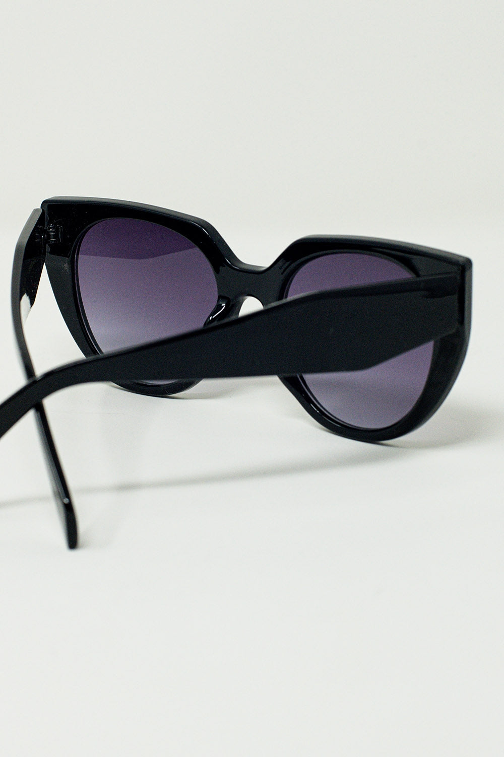 Lunettes de soleil oversize avec monture large en forme de chat en noir