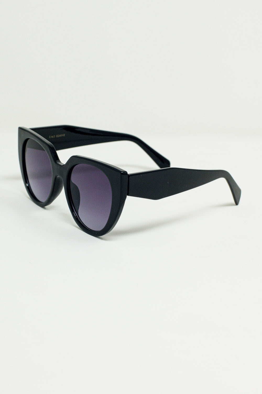 Lunettes de soleil oversize avec monture large en forme de chat en noir