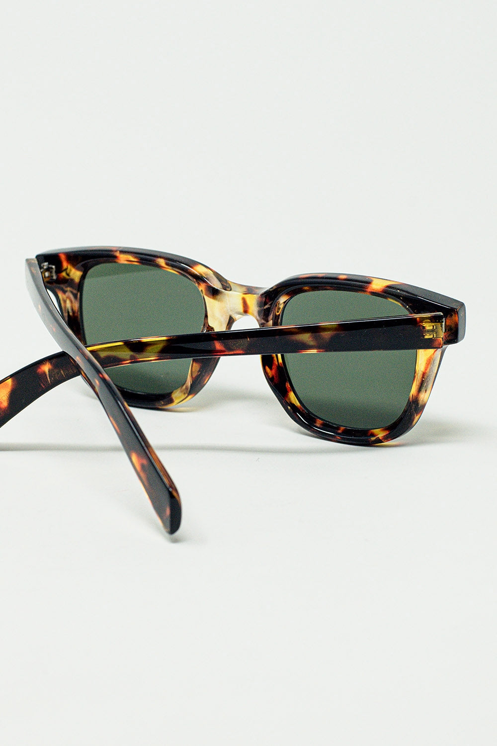 Lunettes de soleil polarisées avec verres foncés et monture en écaille de tortue