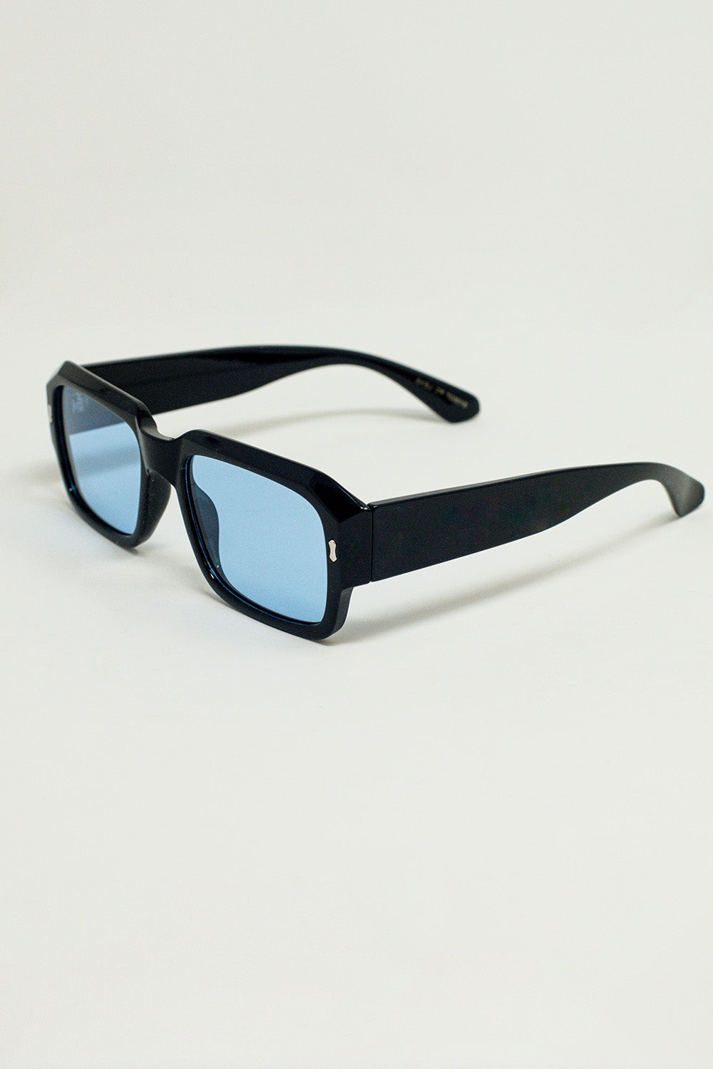 Lunettes de soleil rectangulaires avec monture noire et verres bleus