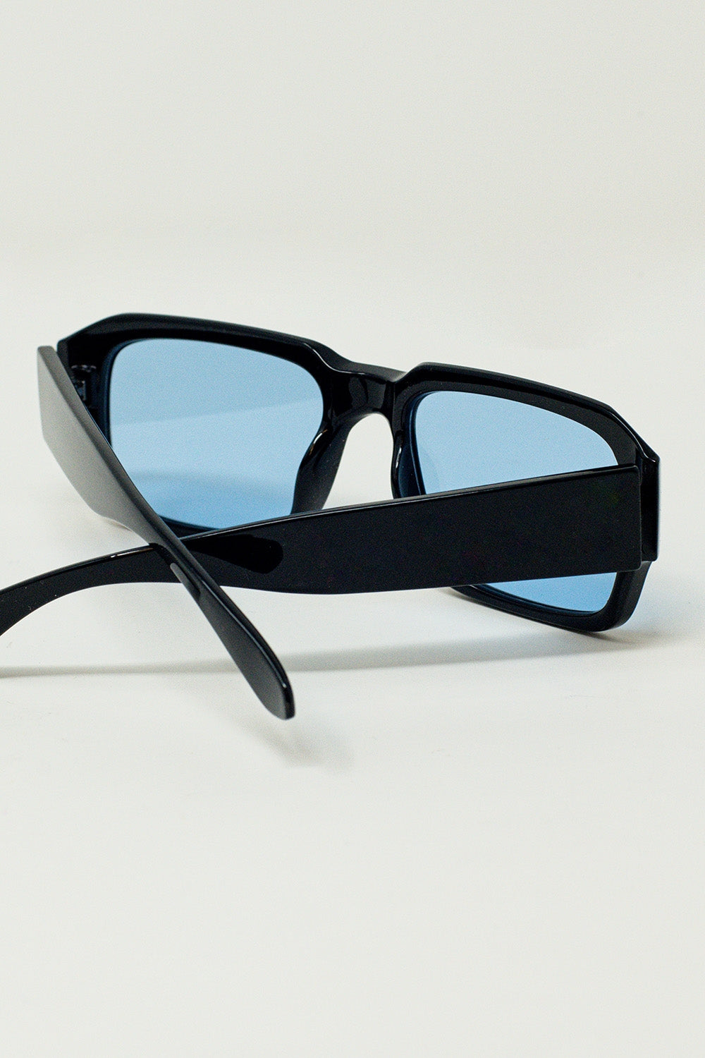 Lunettes de soleil rectangulaires avec monture noire et verres bleus