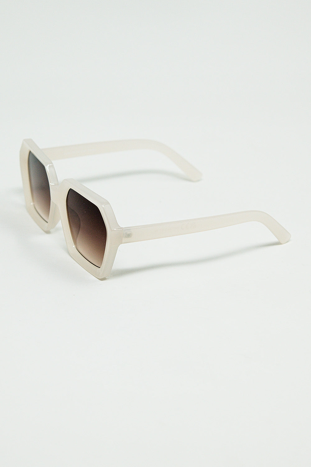 Lunettes de soleil rectangulaires de couleur blanche translucide