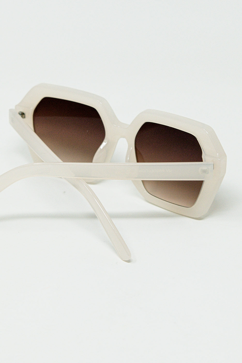 Lunettes de soleil rectangulaires de couleur blanche translucide