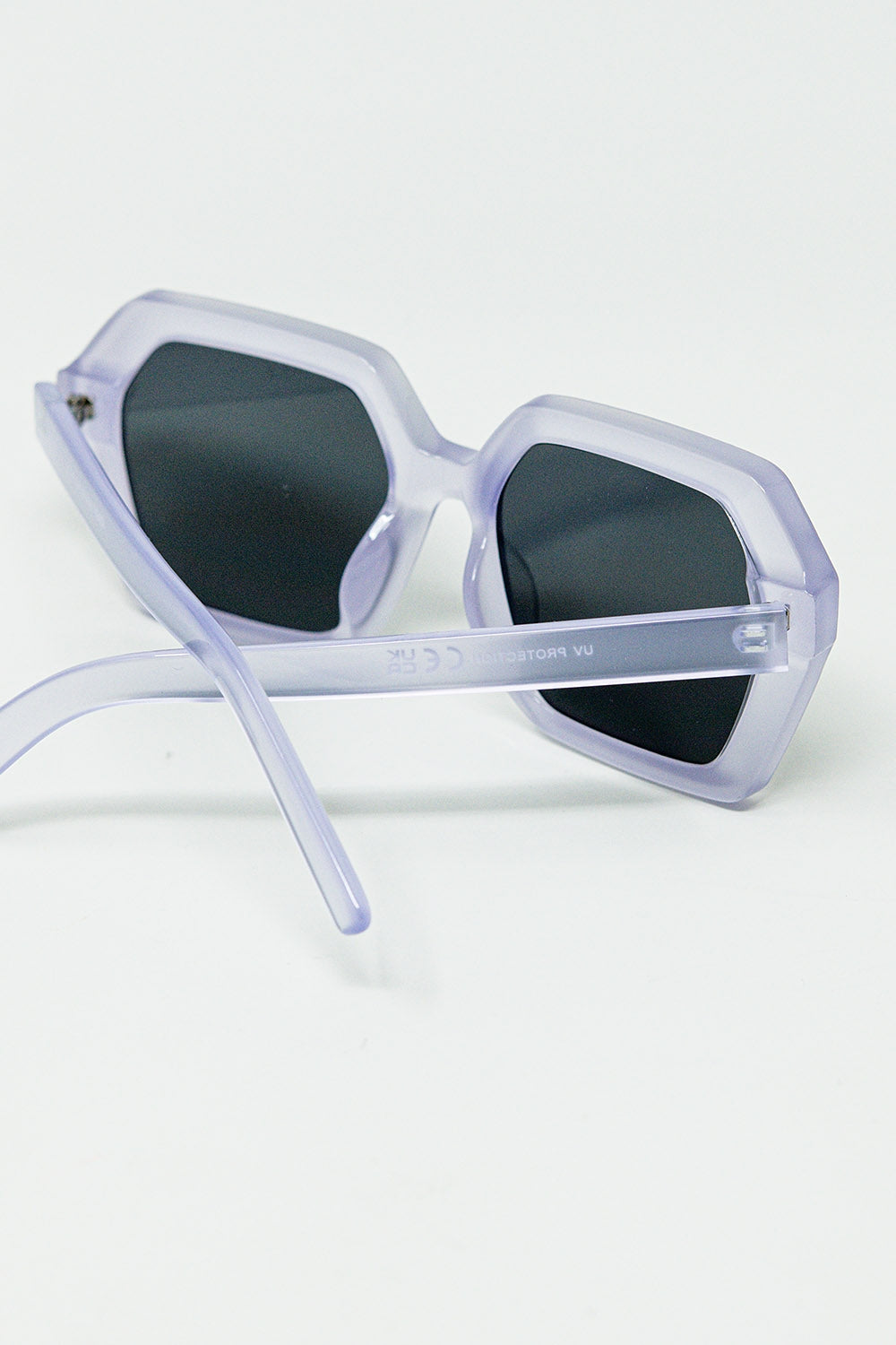 Lunettes de soleil rectangulaires de couleur violette translucide