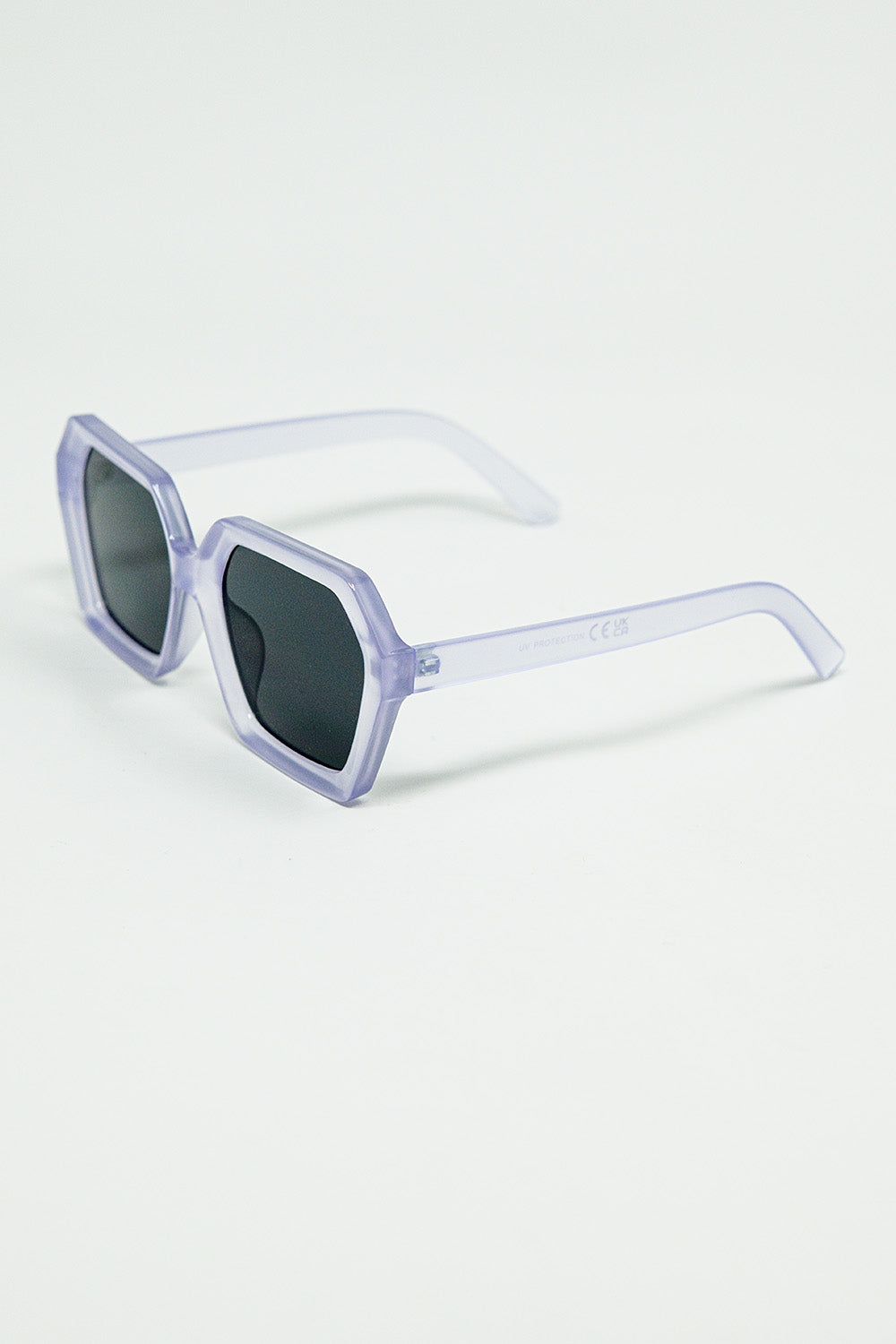 Lunettes de soleil rectangulaires de couleur violette translucide