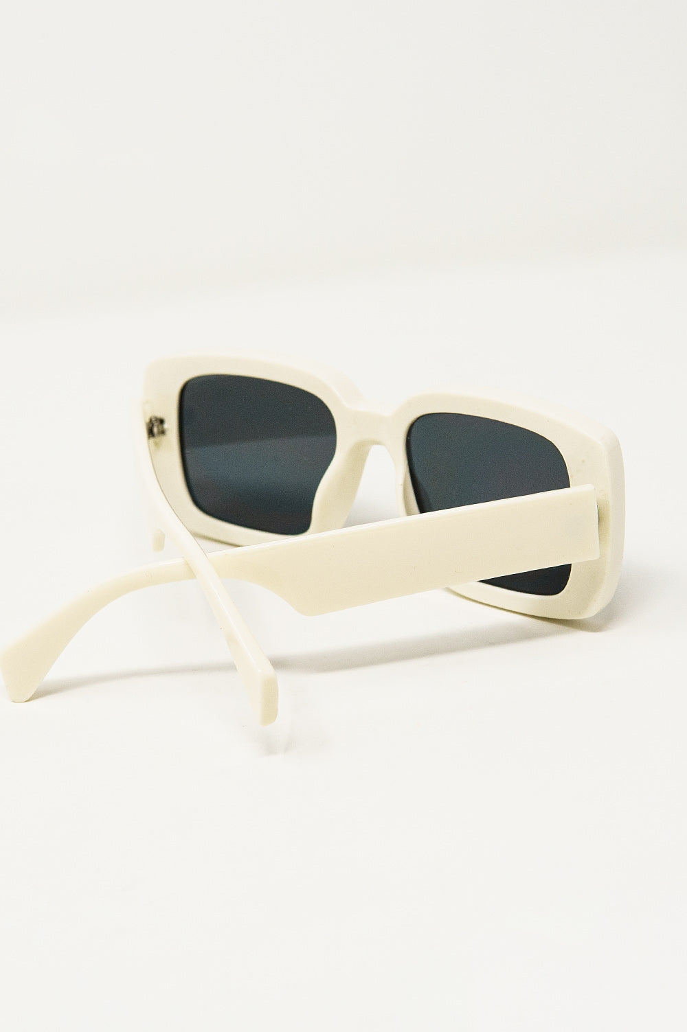 Lunettes de soleil rectangulaires surdimensionnées à monture large en blanc
