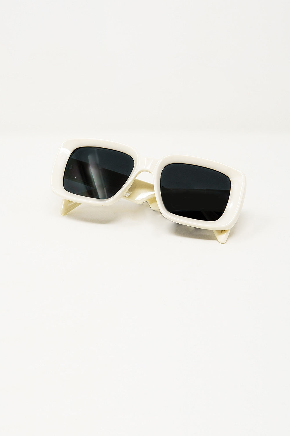 Lunettes de soleil rectangulaires surdimensionnées à monture large en blanc